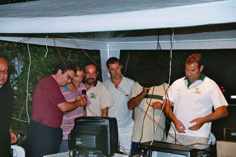 12 - 2001-06-23 - verbena de Sant Joan - hombres cantando